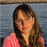 Estudiante de universidad con nivel de inglés B1 ofrece clases particulares a niños de hasta sexto de primaria y adultos con bajo nivel de inglés que necesiten llegar al B1. Estoy estudiando educación infantil en la universidad y un trabajo complementario